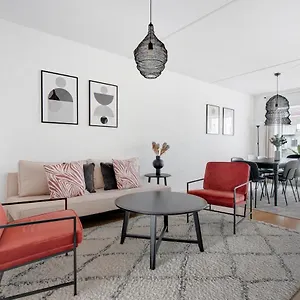 https://three-bedroom-apartment-with-a-balcony-in-copenhagen.copenhagenhotelselect.com